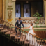 parejas de novios subiendo una escalera